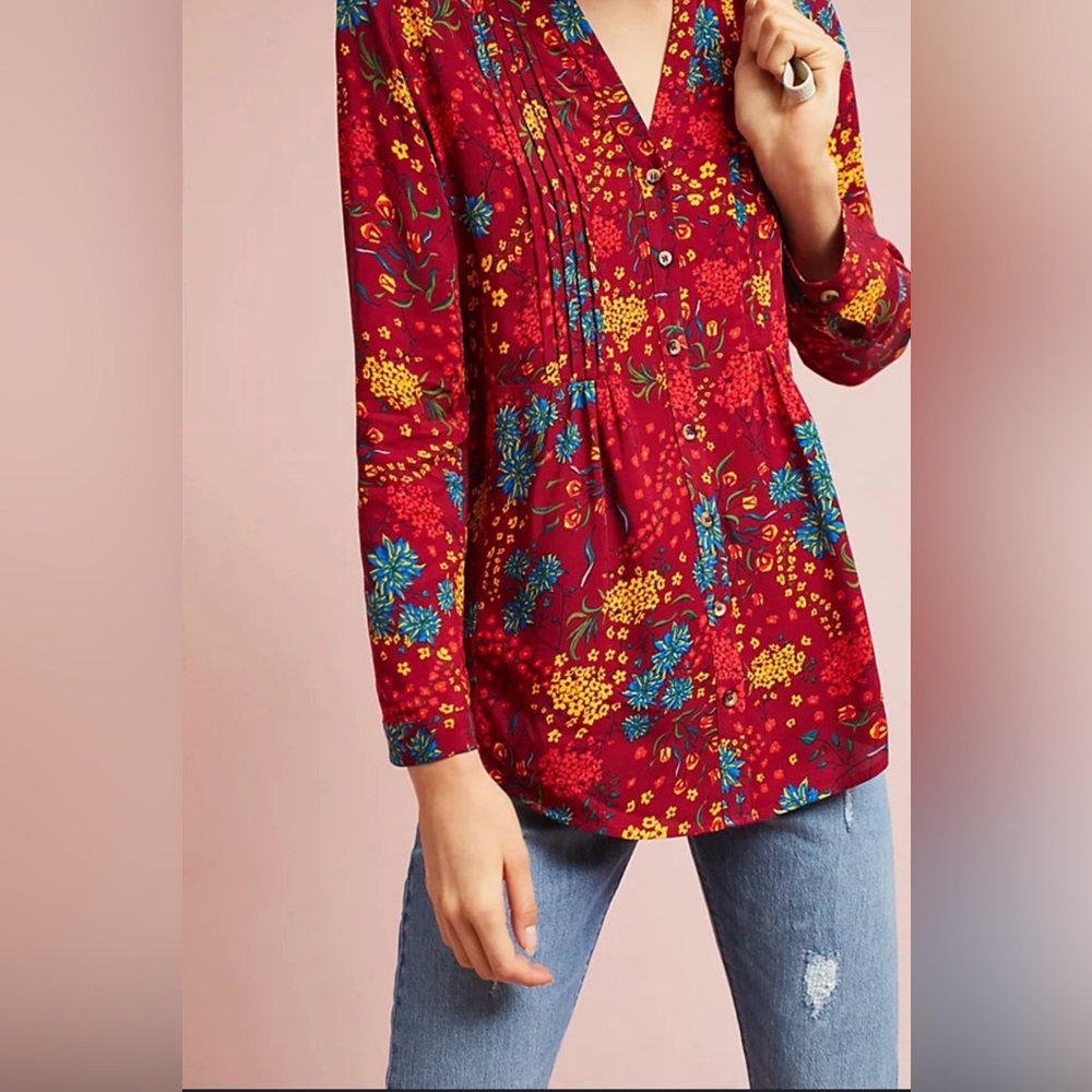 Maeve Anthropologie Printed Pintucked Blouse in Red Floral. Size M